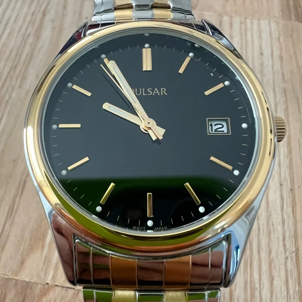 Pulsar mens black dial two toned dress watch NEW BATTERY